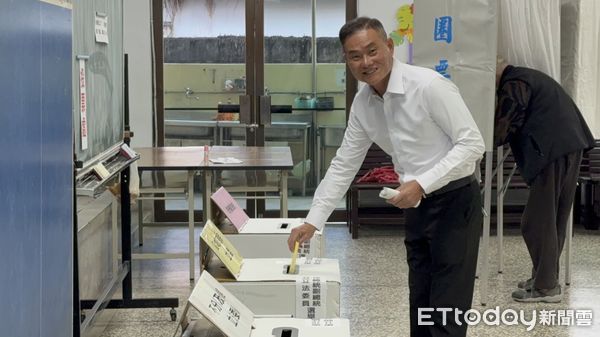 ▲雲林縣第一選區國民黨提名候選人丁學忠前往德興里基督教長老教會投票所投票。（圖／記者蔡佩旻翻攝）