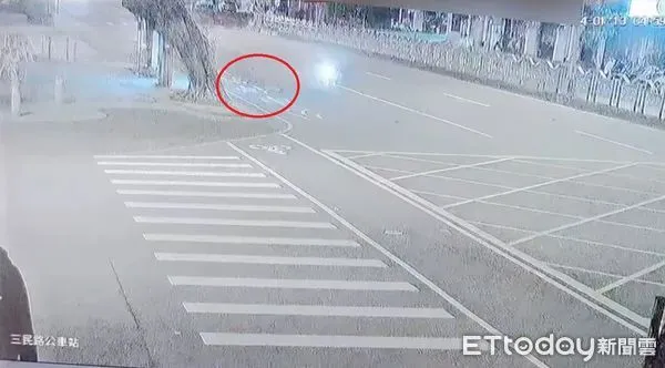 ▲台中市街頭發現大量文宣品。（圖／民眾提供）