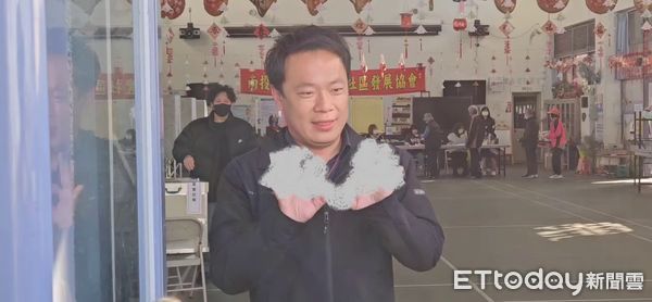 ▲蔡銘軒投票時都比出狀似自己競選號次的OK手勢。（圖／記者高堂堯攝）