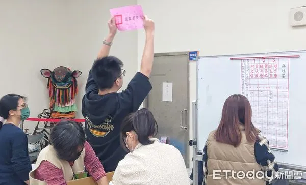 ▲▼2024大選 投開票所 開票 唱票。（圖／記者屠惠剛攝）