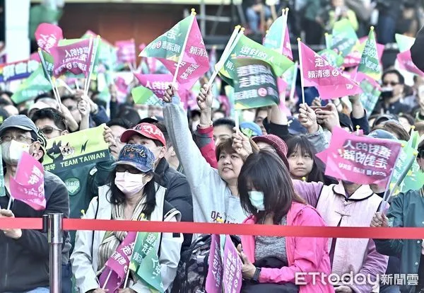 ▲▼2024民進黨總統大選開票之夜，現場群眾開始聚集    。（圖／記者李毓康攝）