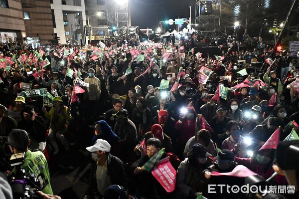 ▲▼2024民進黨總統大選開票之夜，賴蕭配票數持續領先，現場群眾情緒高昂。（圖／記者李毓康攝）
