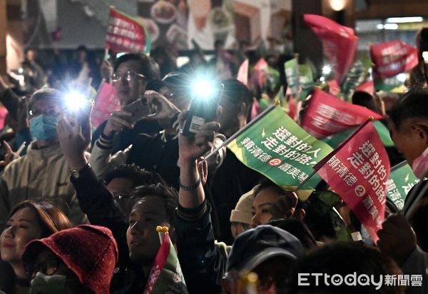 ▲▼2024民進黨總統大選開票之夜，賴蕭配票數持續領先，現場群眾情緒高昂。（圖／記者李毓康攝）