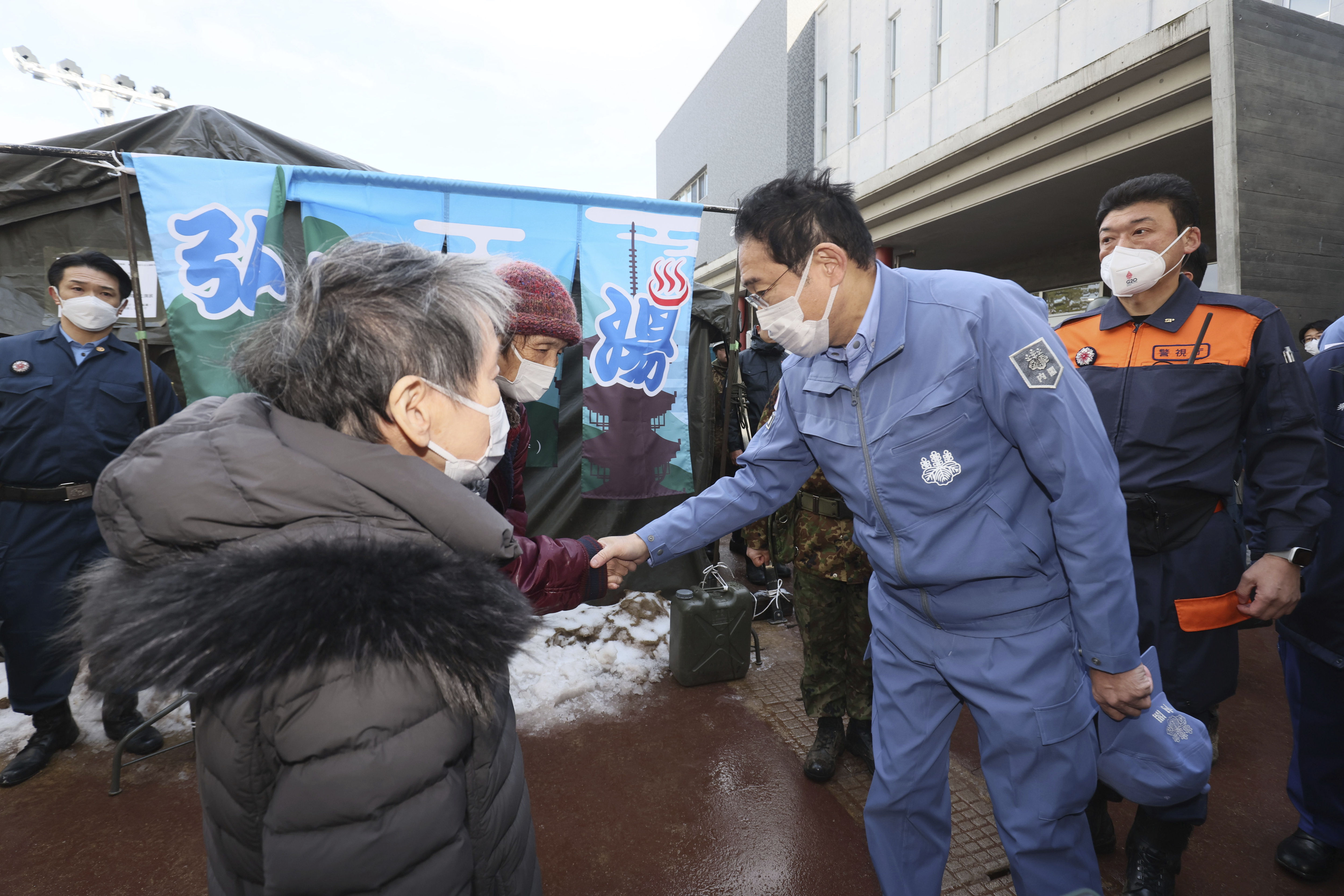 ▲▼ 日本石川縣發生震度7級大地震之後，首相岸田文雄14日首度視察災區。（圖／達志影像／美聯社）