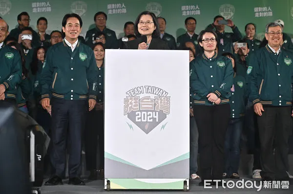 ▲▼2024民進黨總統大選開票之夜，賴蕭配宣布勝選，蔡英文陪同賴清德與蕭美琴上台向支持者致意。（圖／記者李毓康攝）