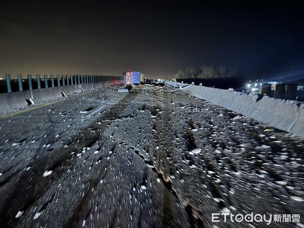 ▲台61線砂石車失控翻覆滑行百公尺，泥沙傾瀉佔滿路面。（圖／民眾提供）