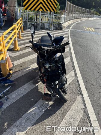 ▲▼胡男騎機車撞關渡橋上黃色回復式導桿，當場死亡             。（圖／記者陳以昇翻攝）