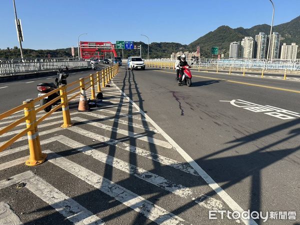 ▲▼胡男騎機車撞關渡橋上黃色回復式導桿，當場死亡             。（圖／記者陳以昇翻攝）