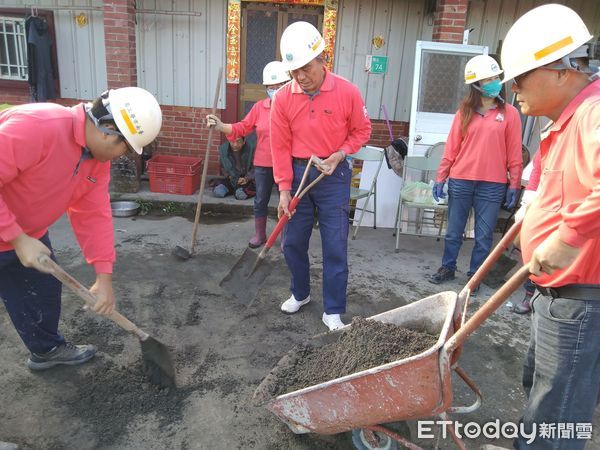 ▲台南市勞工局做工行善團的志工們，完成第250戶房屋修繕，愛心滿滿。（圖／記者林東良翻攝，下同）