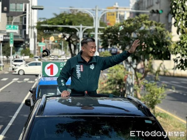 ▲完成立委三連任的台南第六選區立委王定宇，以車隊掃街方式展開他一整天的謝票行程。（圖／記者林東良翻攝，下同）