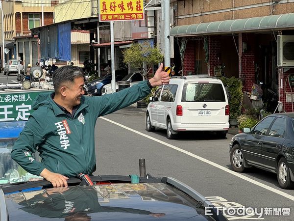 ▲完成立委三連任的台南第六選區立委王定宇，以車隊掃街方式展開他一整天的謝票行程。（圖／記者林東良翻攝，下同）