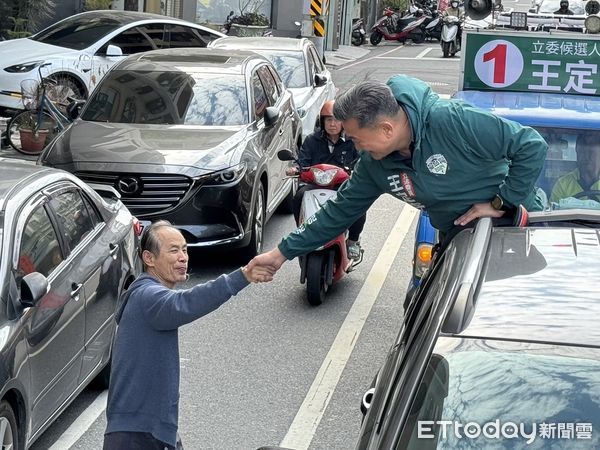 ▲完成立委三連任的台南第六選區立委王定宇，以車隊掃街方式展開他一整天的謝票行程。（圖／記者林東良翻攝，下同）