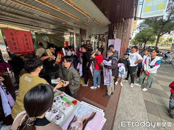 ▲▼黃捷謝票感恩會變簽名會！現場爆排隊人潮　小小粉絲嗨搶頭香。（圖／記者吳世龍攝）