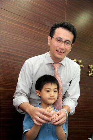 ▲▼2012年鄭運鵬與兒子德德來分享腸病毒照顧經過。（圖／取自1922防疫達人）