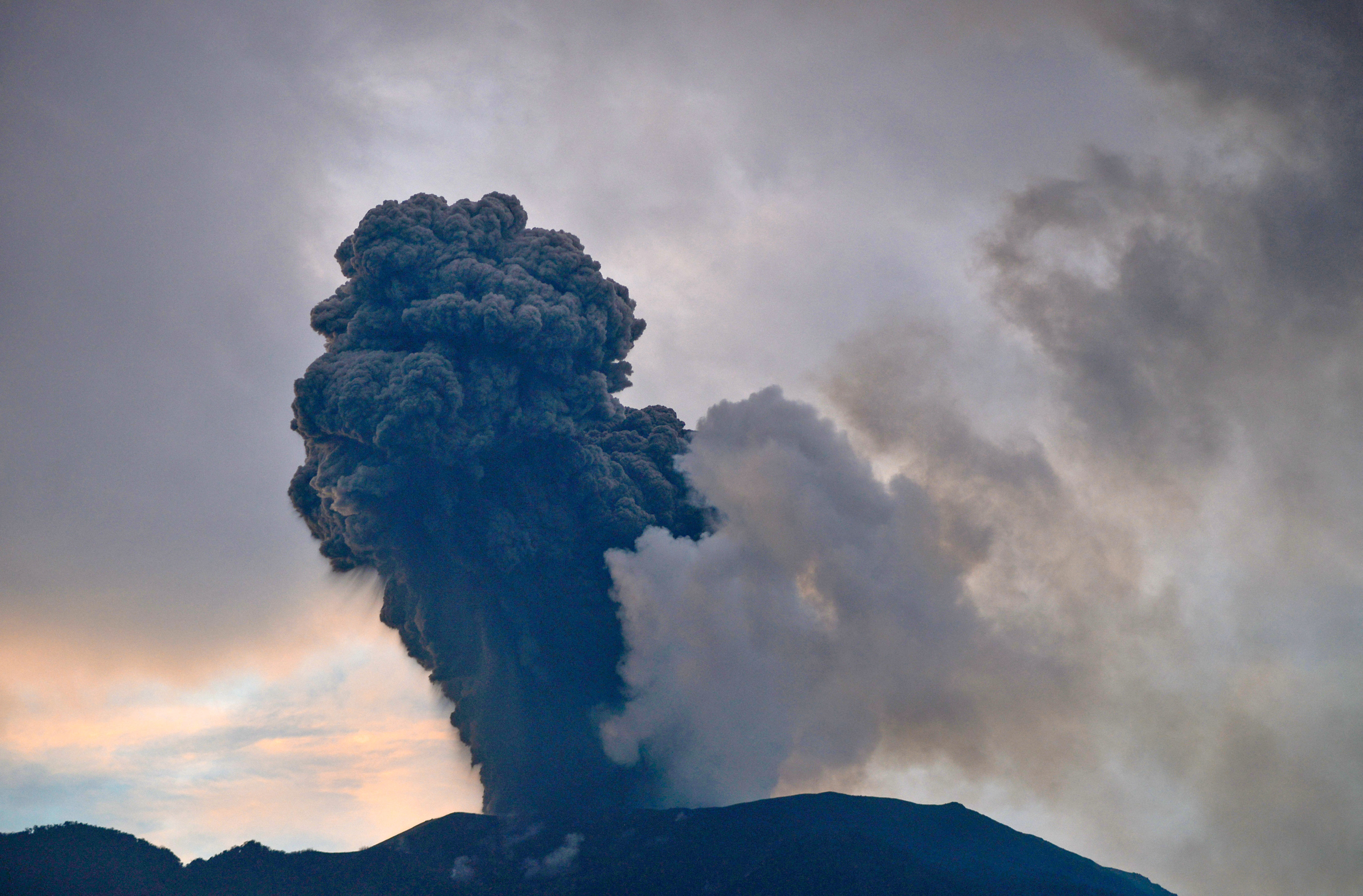 ▲▼ 印尼西蘇門答臘省的馬拉皮火山（Marapi）14日噴發。（圖／路透）