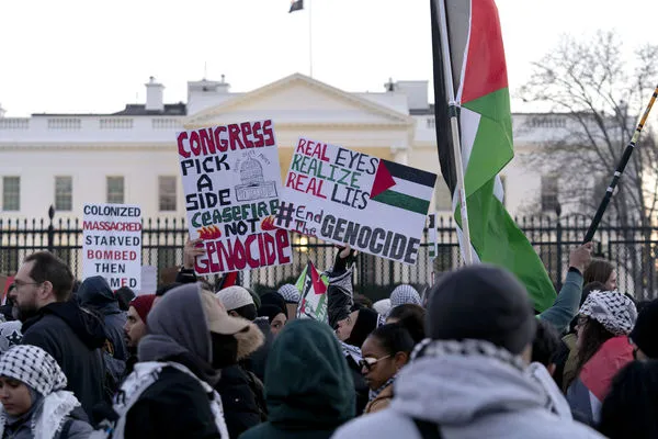 ▲▼2024年1月13日，大批民眾聚集在白宮外部，展開聲援加薩走廊巴勒斯坦人的示威活動。（圖／達志影像／美聯社）