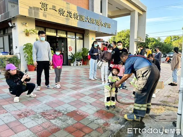 ▲假日許多家長帶著小朋友來鹽水分隊，寫下對消防人員的感謝及祝福，鹽水消防隊也送上自製濾掛咖啡包以表感謝。（圖／記者林東良翻攝，下同）