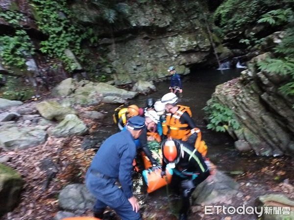 ▲劉姓男子溪降受傷桃園市復興區山羊峽谷。（圖／桃園市政府消防局提供）