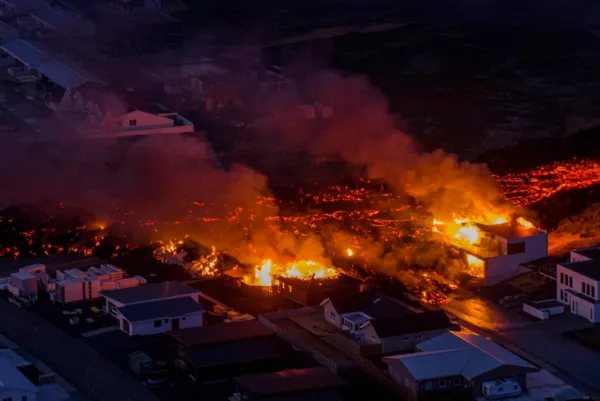 ▲▼冰島火山爆發，岩漿流進當地漁村格林達維克。（圖／翻攝自X）