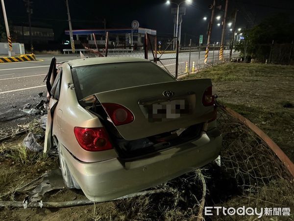 ▲▼高雄大寮鳳林一路男駕車自撞電桿身亡。（圖／記者吳奕靖翻攝）