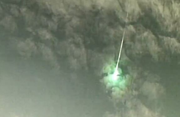 ▲▼日本天文研究員15日早晨6時許觀測到巨大「火球」從天而降。（圖／翻攝自X／@dfuji1）