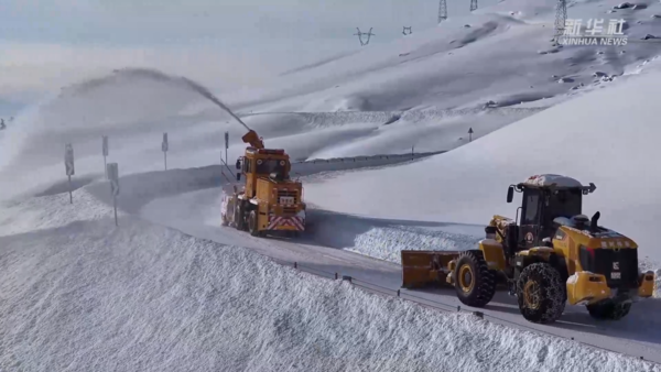 ▲新疆喀納斯暴雪雪崩道路中斷，千名遊客滯留該地區。（圖／翻攝微博）