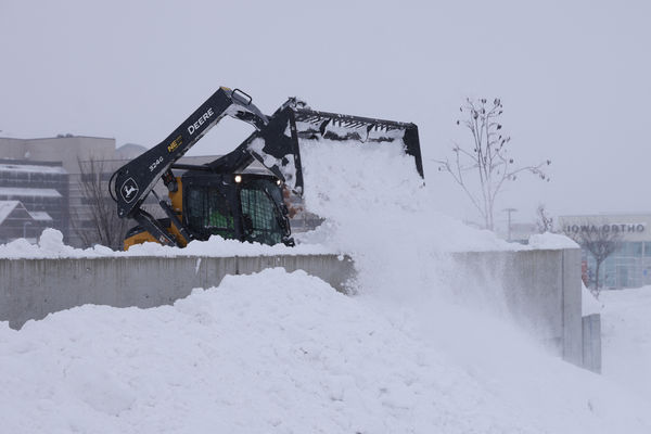 ▲▼ 冬季風暴襲美，愛荷華州被白雪籠罩。（圖／路透）