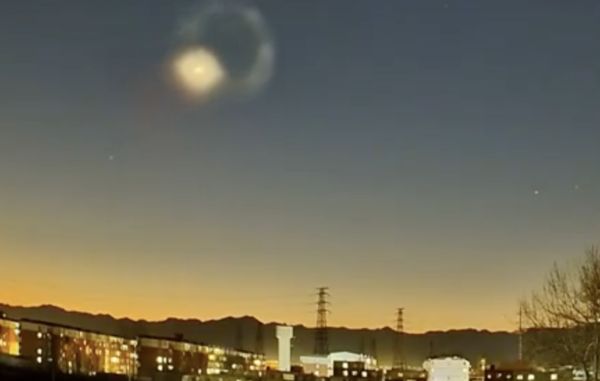 ▲北京上空14日傍晚出現發光不明飛行物體。（圖／翻攝微博）