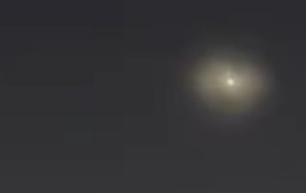 ▲北京上空14日傍晚出現發光不明飛行物體。（圖／翻攝微博）