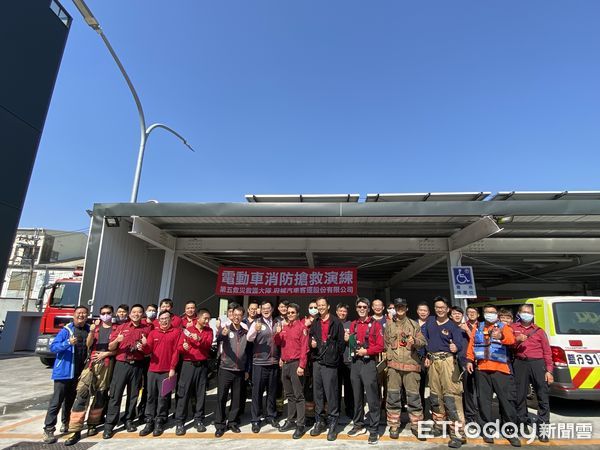 ▲台南市消防第五大隊特於15日，與府城汽車客運聯合辦理電動車事故搶救訓練。（圖／記者林東良翻攝，下同）