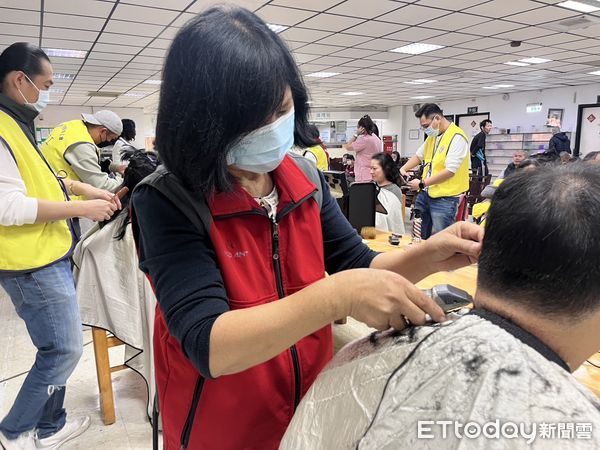 ▲台南市男子理髮職業工會出動10餘名志工，至衛生福利部新營醫院，替不便外出的慢性病房院生義剪。（圖／記者林東良翻攝，下同）