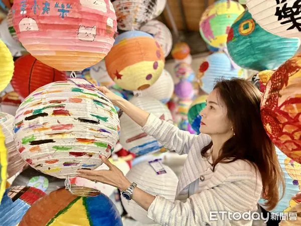 ▲西螺福興宮每年春節前都邀請學童彩繪燈籠並設立評選機制，今年特地邀請多位藝術界名師進行審評。（圖／記者蔡佩旻攝）