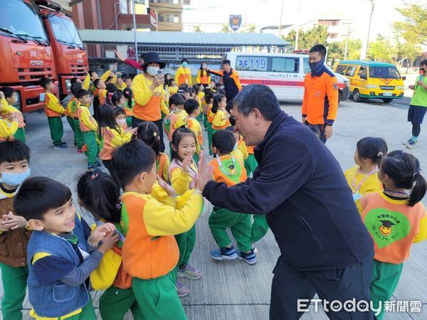 ▲台南市私立米爾頓幼兒園，15日參訪灣裡消防分隊，熱情響應並體驗消防活動。（圖／記者林東良翻攝，下同）