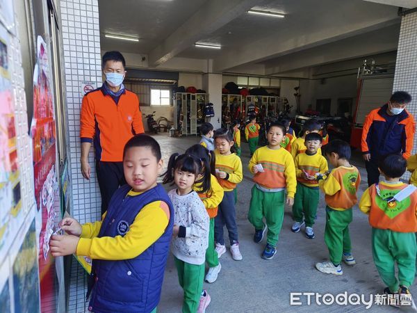 ▲台南市私立米爾頓幼兒園，15日參訪灣裡消防分隊，熱情響應並體驗消防活動。（圖／記者林東良翻攝，下同）