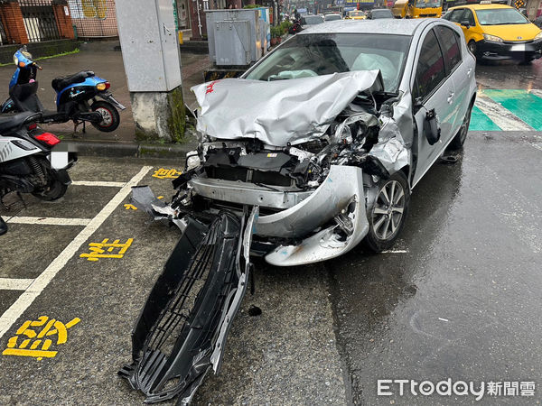 ▲汐止區大同路15日下午發生一起載雞蛋貨車遭追撞車禍意外。（圖／記者張君豪翻攝）