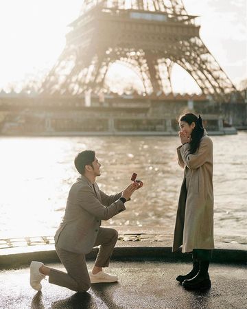 ▲Apple老公在艾菲爾鐵塔前下跪求婚。（圖／翻攝自Instagram／appleweiting）