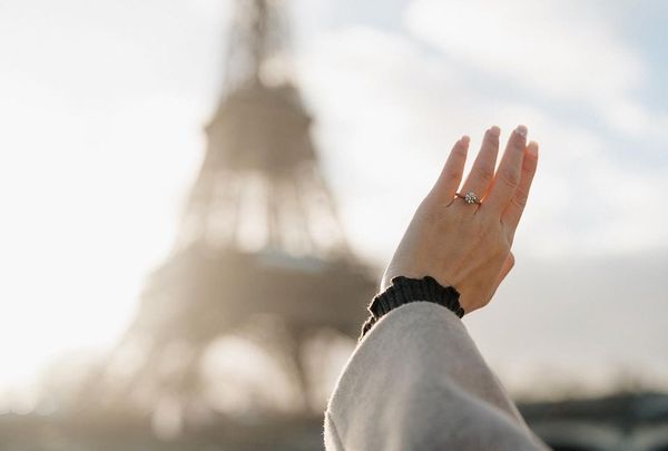 ▲Apple在巴黎被老公戴上鑽戒。（圖／翻攝自Instagram／appleweiting）