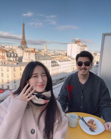 ▲Apple在巴黎被老公補求婚。（圖／翻攝自Instagram／appleweiting）