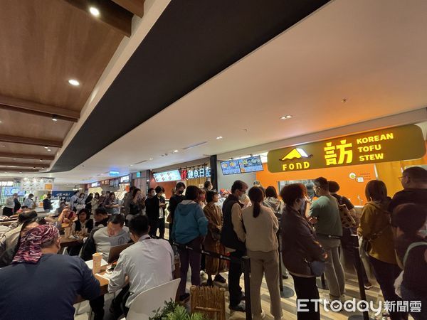 ▲「FOND訪韓國傳統豆腐鍋」高雄義享店排隊人潮。（圖／FOND訪韓國傳統豆腐鍋提供）