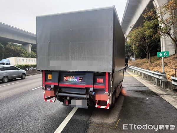 ▲遭擦撞的貨車並無大礙。（圖／國道公路警局提供）