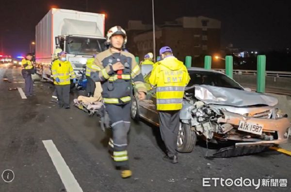 ▲目前救護人員仍搶救受困車內民眾。（圖／平鎮警分局提供）