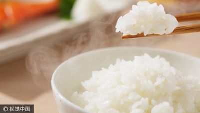 如何讓白飯更好吃？用電鍋煮白米「加一杯冰塊」進去　實測米粒又Q又香甜