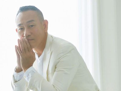 58歲林保怡驚傳「與男友國外完婚」 速發聲明…曾同框男助理被拍