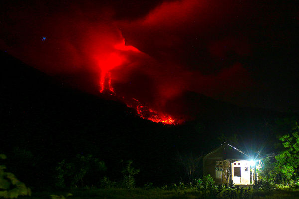 ▲▼印尼火山頻噴發 佛羅雷斯島疏散6500人。（圖／路透社）