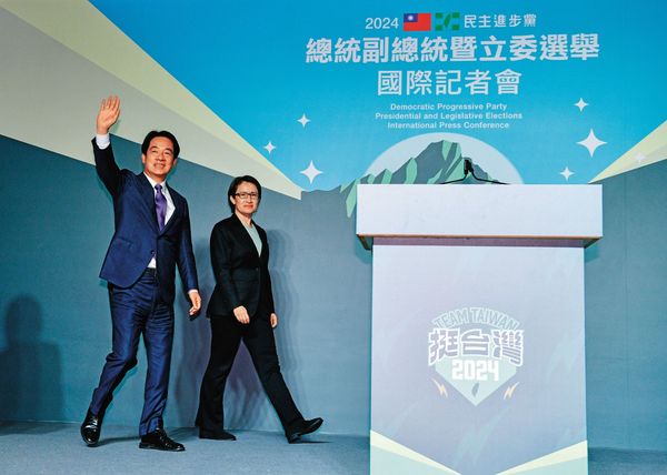 賴清德（左）、蕭美琴（右）在開票日當天晚上8點半舉行國際記者會。