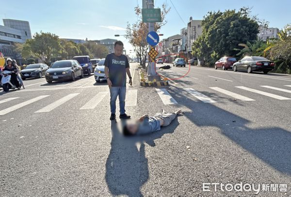 ▲男騎士鬼切左轉遭執行自小客車撞飛，幸僅受擦挫傷，猛烈撞擊嚇壞一旁用路人。（圖／記者蔡佩旻攝）