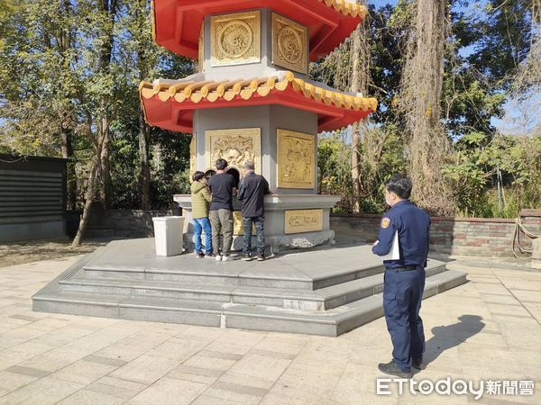 ▲台南市警新化分局巡官吳孟宇，幫1992年間在高雄市街道遊蕩被發現安置，並已死亡的郭姓男子找回身分，讓他終能魂歸故里。（圖／記者林東良翻攝，下同）