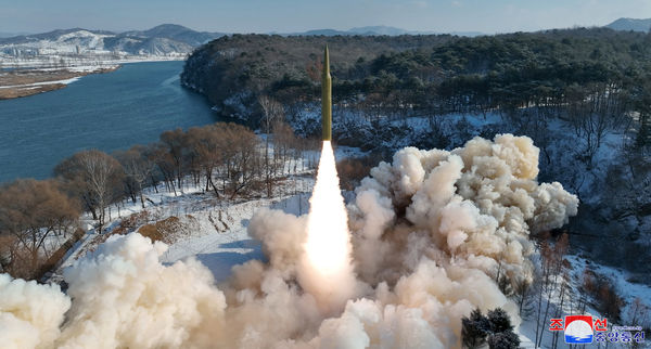 ▲▼北韓14日下午從平壤向日本海（東海）發射固態燃料極超音速飛彈。（圖／路透）