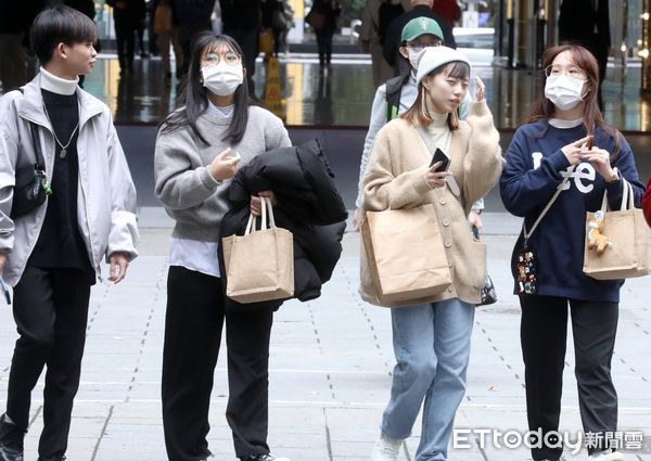 ▲▼天氣 變天 大陸冷氣團 寒流 降溫 街頭民眾 冬衣。（圖／記者屠惠剛攝）