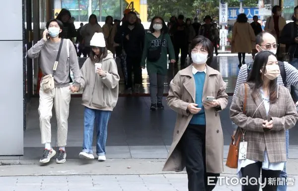 ▲▼天氣 變天 大陸冷氣團 寒流 降溫 街頭民眾 冬衣。（圖／記者屠惠剛攝）